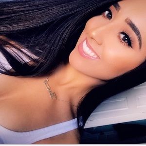 Meet your Posher, Larissa